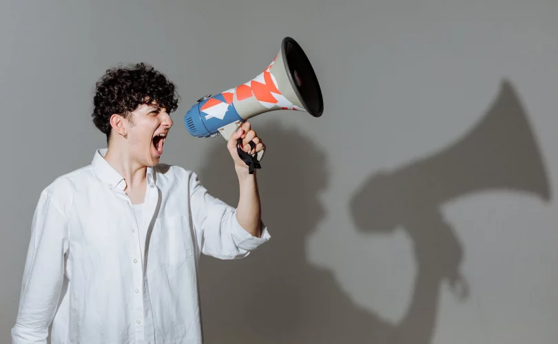 cybermilitantisme : photo d'un homme avec un mégaphone