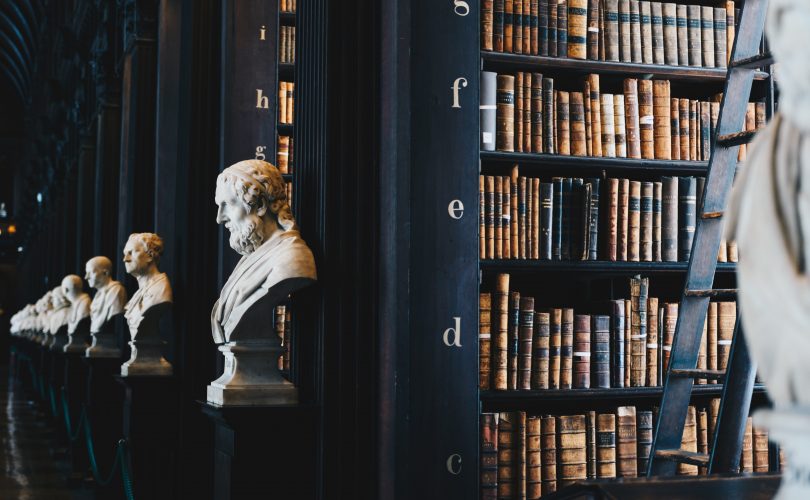 Photo d'une bibithèque avec des bustees de philosophes pratiquant l'Épochè