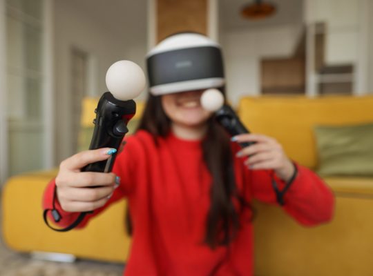 photo d'une adolescente en plein jeu de VR. Hypothèse de la simulation