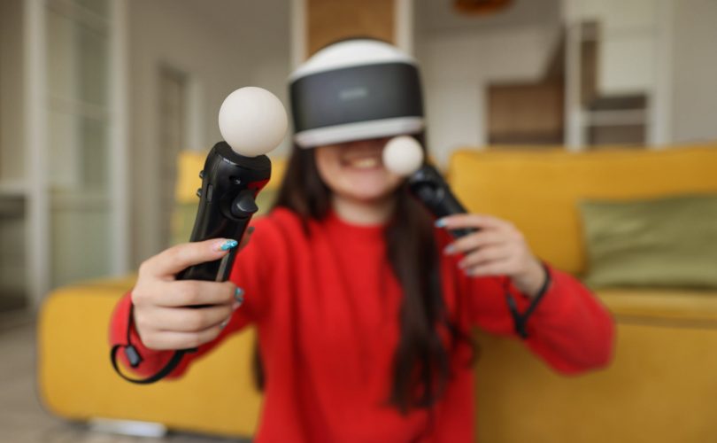 photo d'une adolescente en plein jeu de VR. Hypothèse de la simulation