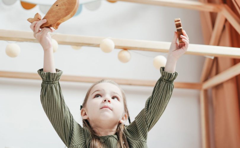 photo d'une petite fille en plaine imagination active