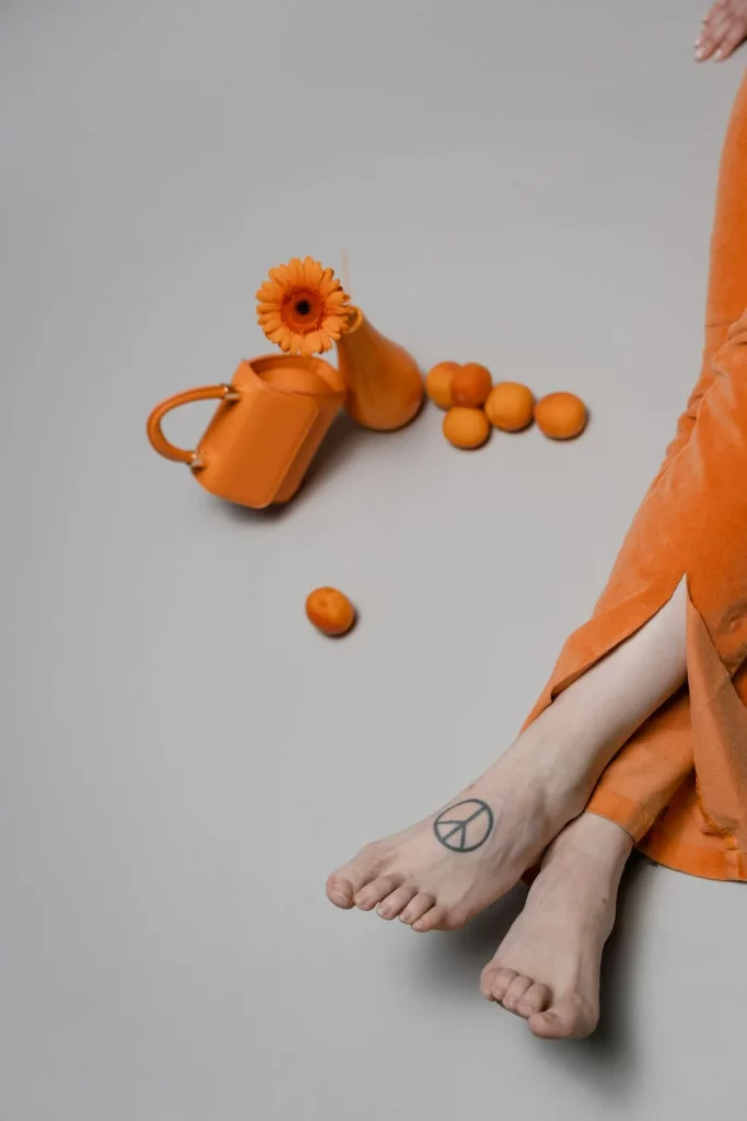 ne pas juger : photo des pieds d'une hippie avec le signe peace and love