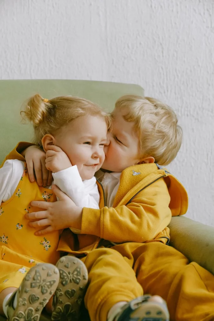La règle d'or : photo de deux enfants blonds qui s'embrassent