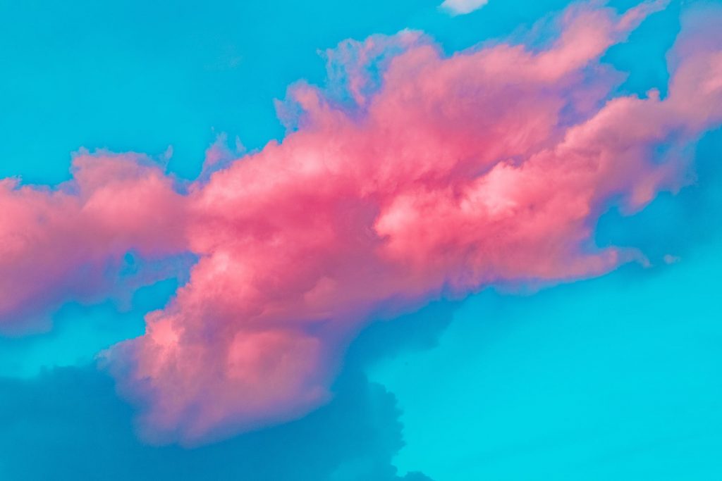 photo d'un nuage rose sur fond bleu, typique du shifting