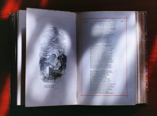 Photo d'un livre ouvert sur un poème illustré par une gravure. Symbolisation.