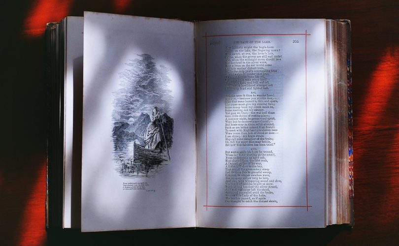 Photo d'un livre ouvert sur un poème illustré par une gravure. Symbolisation.