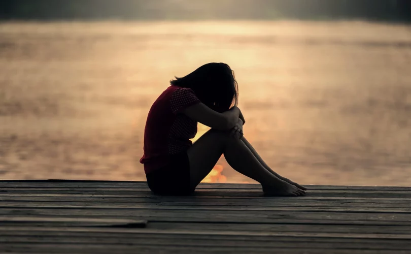 Femme en train de pleurer à cause de ses croyances limitantes