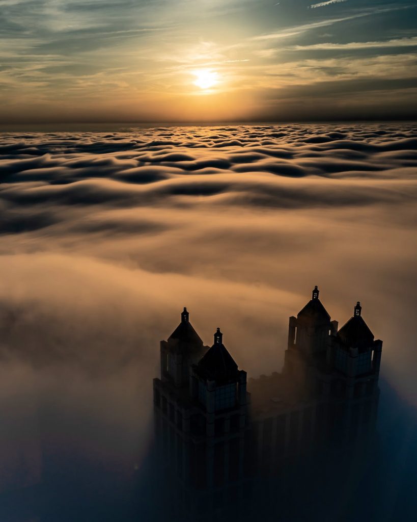 Photo d'un château dans les nuages : monde intérieur onirique