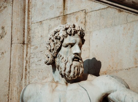Photo d'une statue romaine ressemblant à Jupiter. Mos Majorum