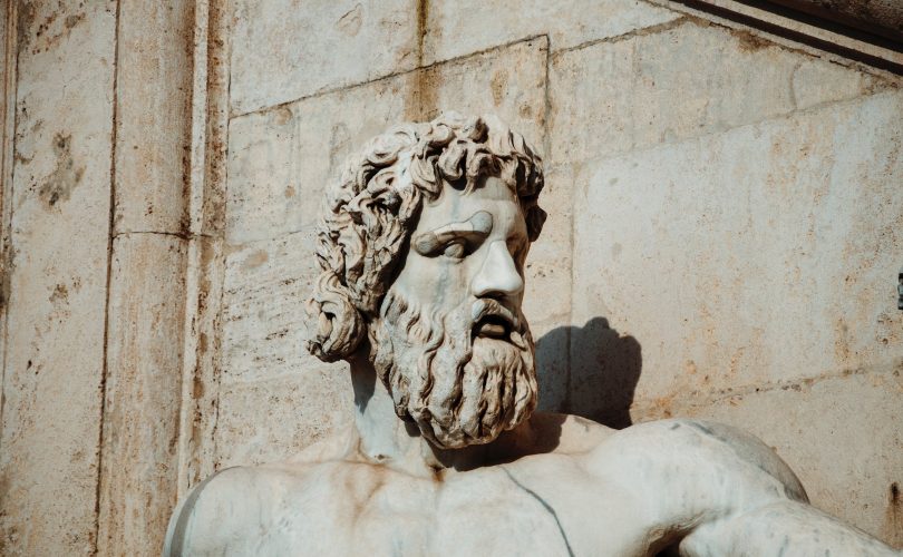 Photo d'une statue romaine ressemblant à Jupiter. Mos Majorum