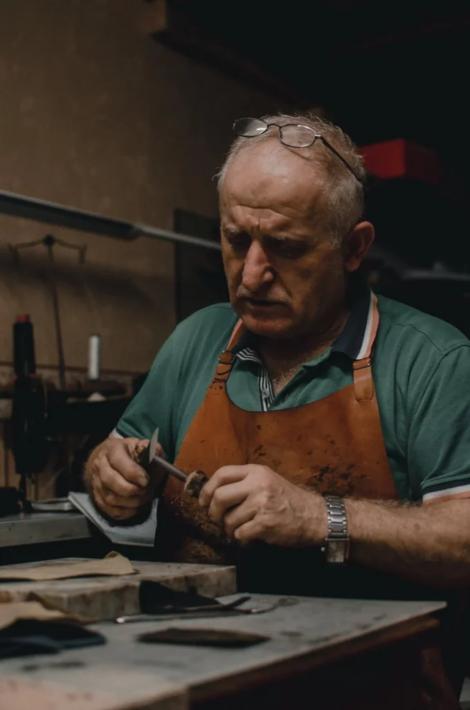 Photo d'un artisan en train de sublimer son anxiété par le travail