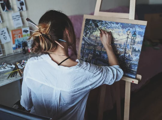 Artiste en plein flow : elle peint un paysage superbe