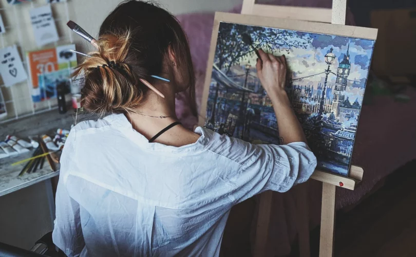 Artiste en plein flow : elle peint un paysage superbe