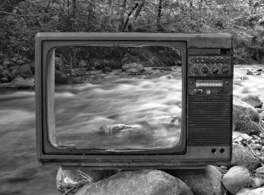 psychologie narrative illustrée par une photo de télé devant une rivière