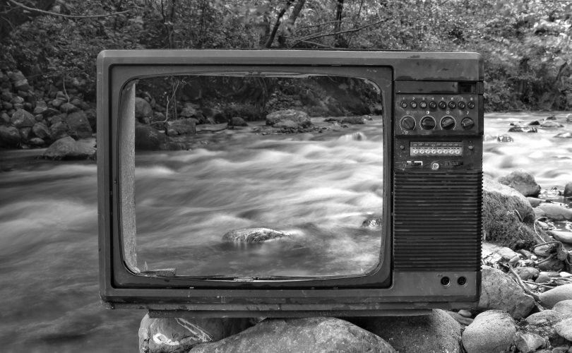 psychologie narrative illustrée par une photo de télé devant une rivière