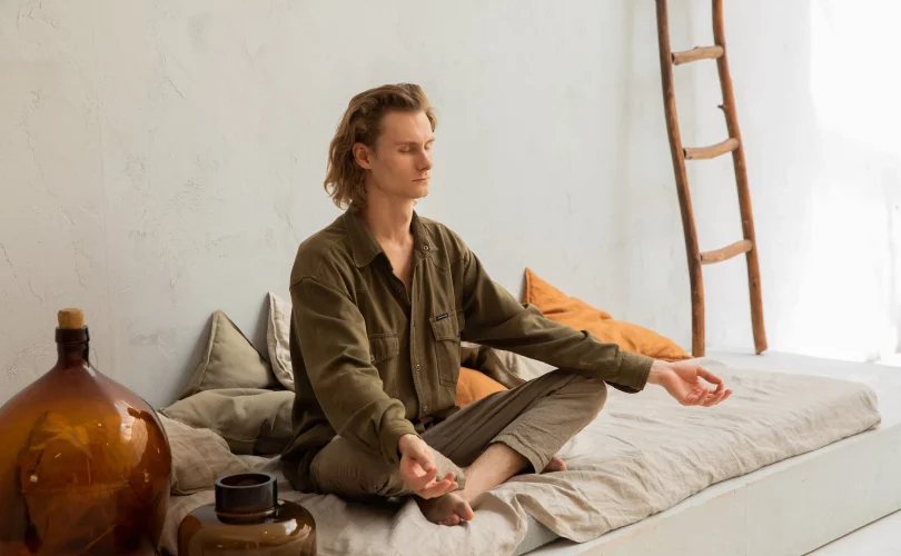 Photo d'un homme blond en train de pratiquer le Zen to Done
