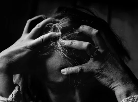 Photo en noir et blanc d'une femme en pleine anxiété