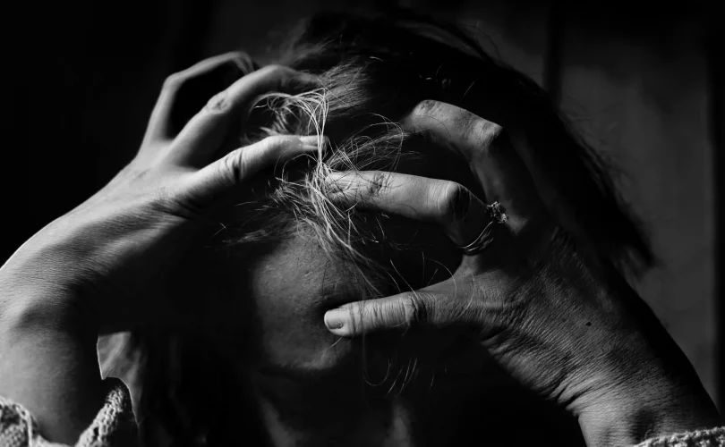 Photo en noir et blanc d'une femme en pleine anxiété