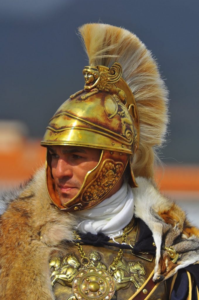 Photo d'un soldat romain en armure dorée, symbole du mos majorum