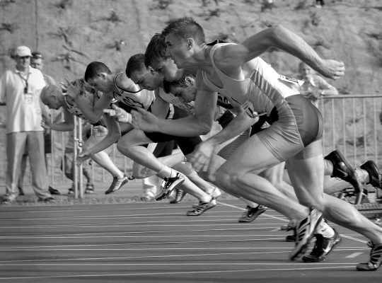 Personnes en train de courir lors d'une compétition pour sublimer leur stress