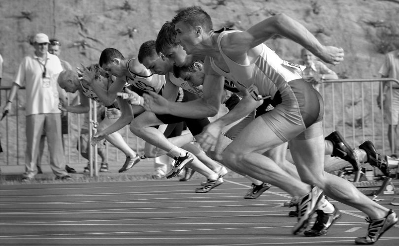 Personnes en train de courir lors d'une compétition pour sublimer leur stress