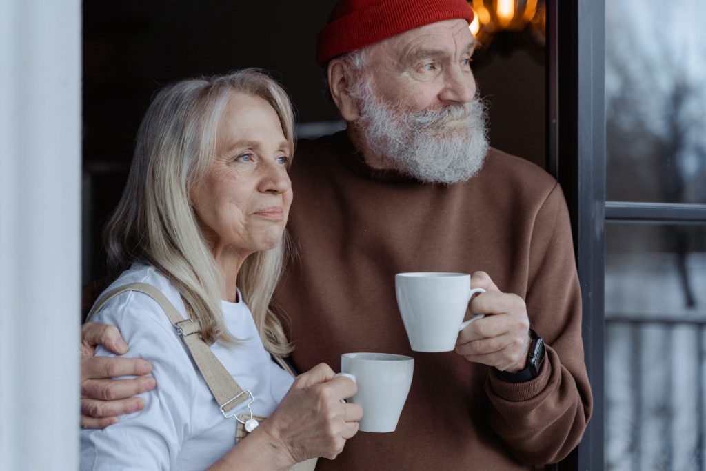 amour véritable : deux personnes âgées, un homme et une femme, se câlinant, en buvant du thé en hiver