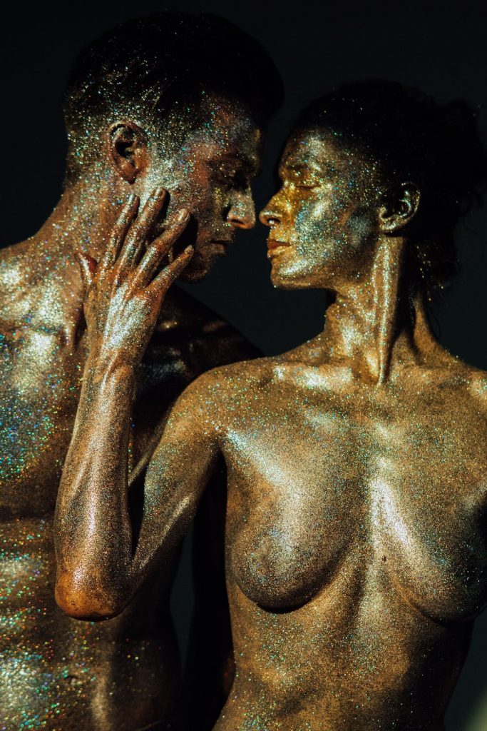 Anima et Animus : couple peinturluré d'or et de paillettes qui s'embrasse