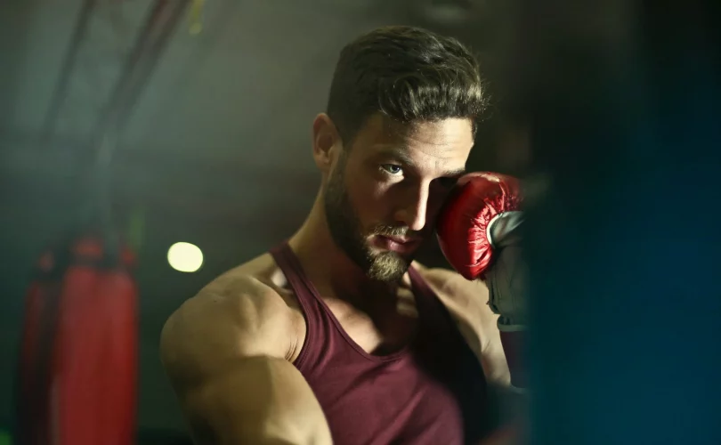 Autodiscipline : photo d'un boxer en gros plan en train de s'entrainer