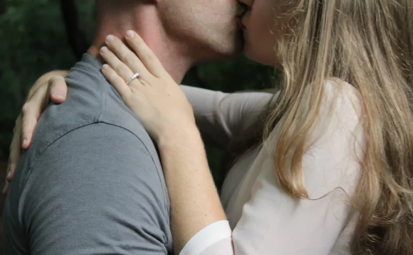 Complexe de l'Androgyne : photo d'un couple s'embrassant