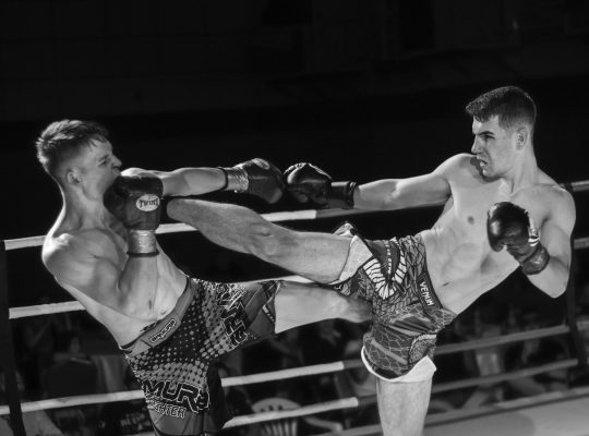 énantiodromie : photo en noir et blanc de deux combattants qui s'affrontent sur un ring