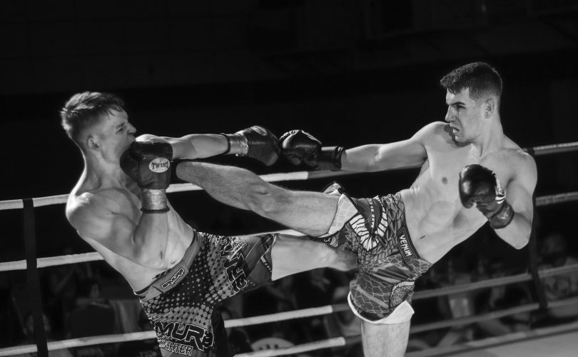 énantiodromie : photo en noir et blanc de deux combattants qui s'affrontent sur un ring