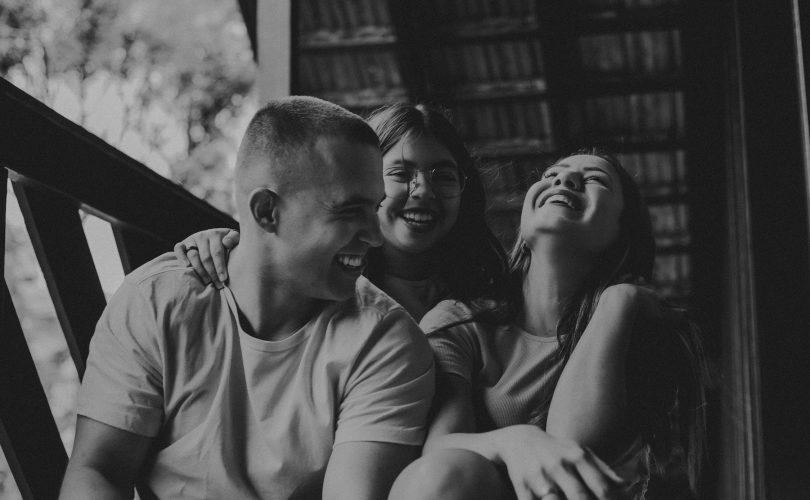être apprécié : photo de trois amis qui rient ensemble
