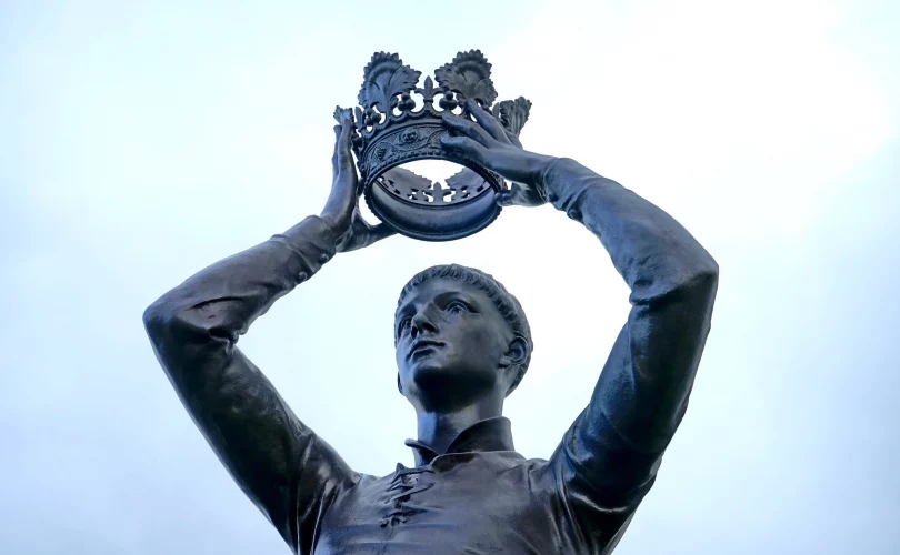 tripartition : statue d'un jeune homme médiéval s'auto-couronnant