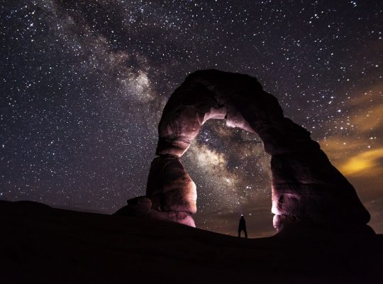 Unus Mundus : photo d'un paysage de nuit sous un ciel étoilé