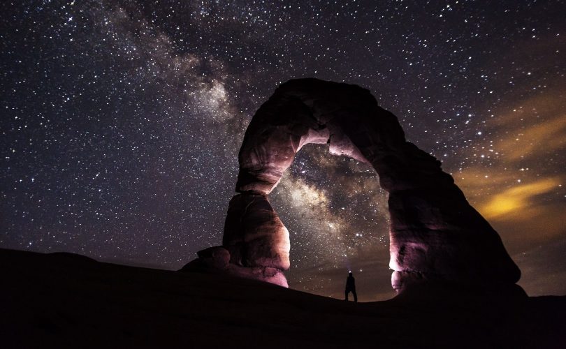 Unus Mundus : photo d'un paysage de nuit sous un ciel étoilé