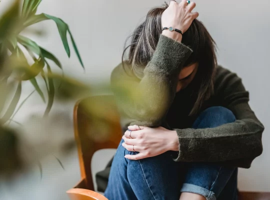 Anxiété sociale : jeune femme pleurant seule chez elle