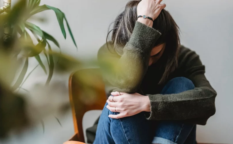 Anxiété sociale : jeune femme pleurant seule chez elle