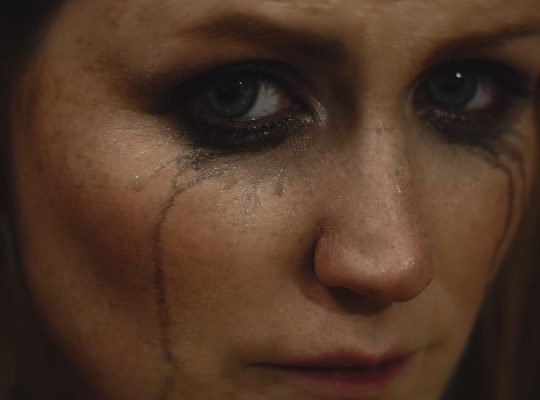 hpi et hypersensibilité : photo d'une jeune femme maquillée en train de pleurer