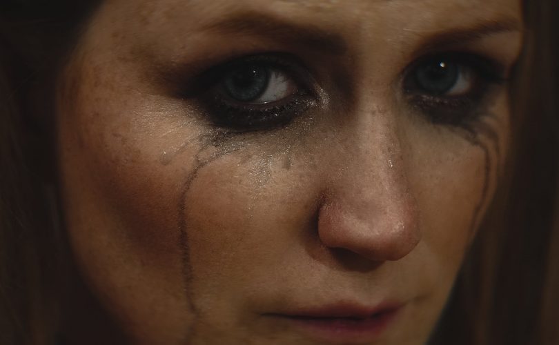 hpi et hypersensibilité : photo d'une jeune femme maquillée en train de pleurer
