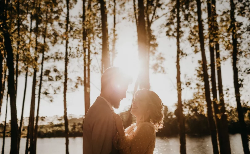 hpi et relation amoureuse, photo d'un couple dans la forêt