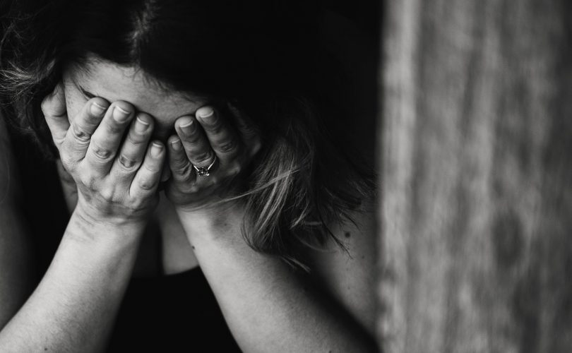 Femme pleurant à cause de la peur de l'échec