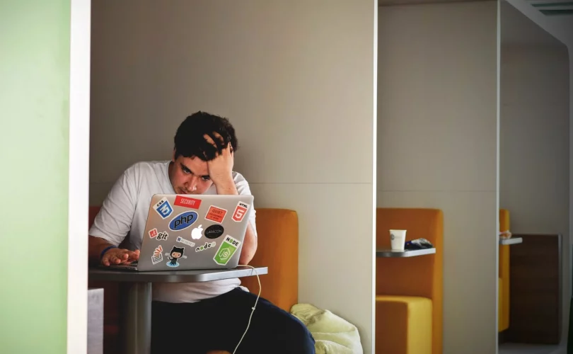 jeune homme sur son ordi, en étatt de résilience face au stress