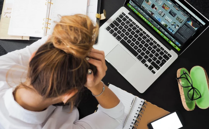 Une HPI en stress devant son ordinateur