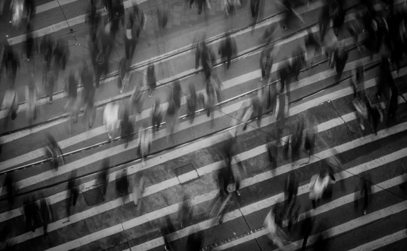 Photo de personnes marchant en tous sens pour symboliser la surstimulation