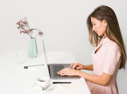 thérapie en ligne : photo d'une jeune femme en train de faire de l'ordinateur