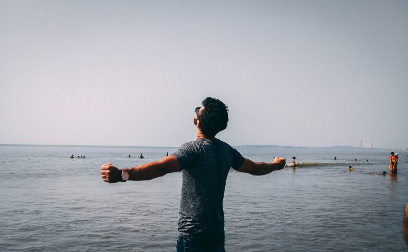 Homme face à la mer pratiquant la vie intentionnelle