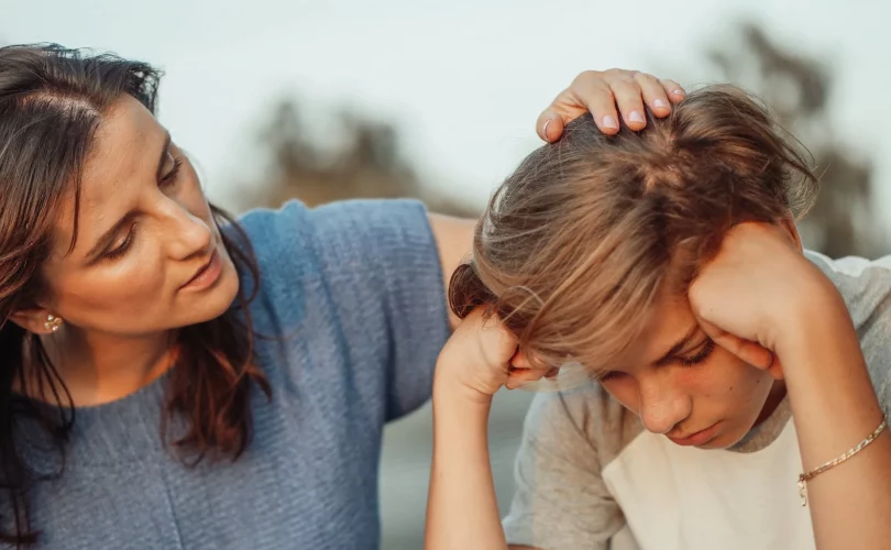 émotions des enfants : photo d'une mère rassurant son enfant