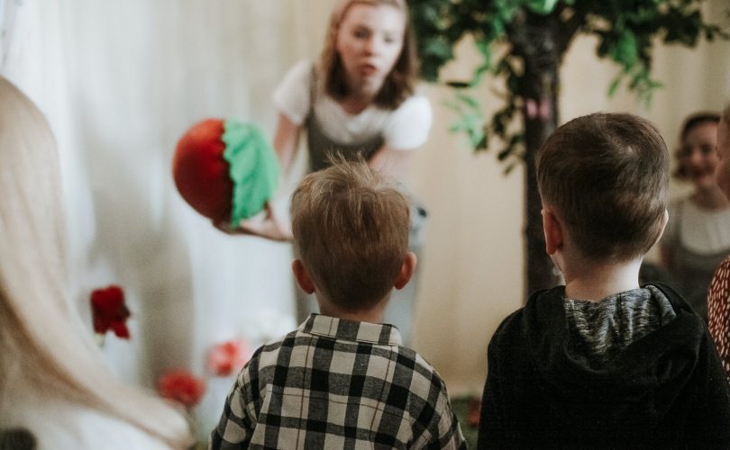 Photo d'une mère en train de faire l'instruction en famille à ses enfants