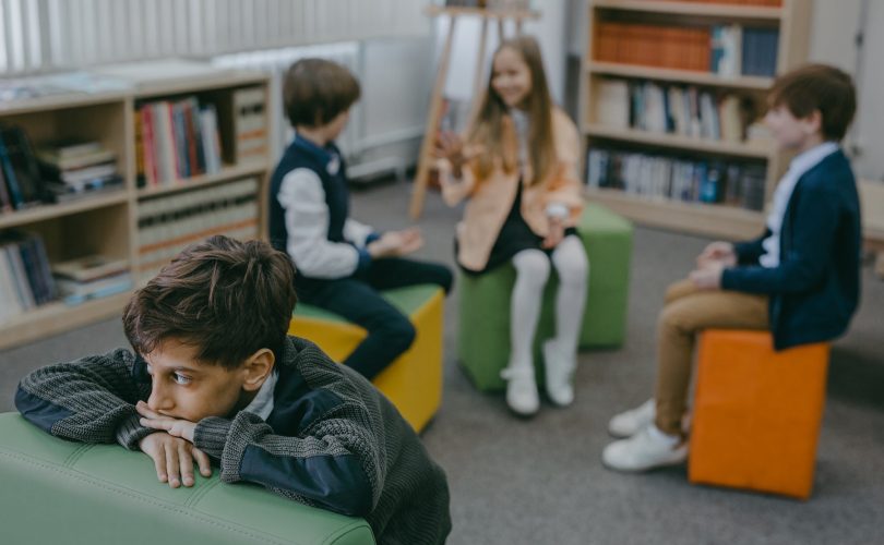 HPI et phobie scolaire : photo d'un enfant en pleine phobie scolaire