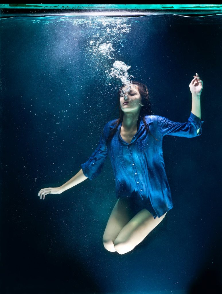 Photo d'une femme dans l'eau, en plein rêve lucide